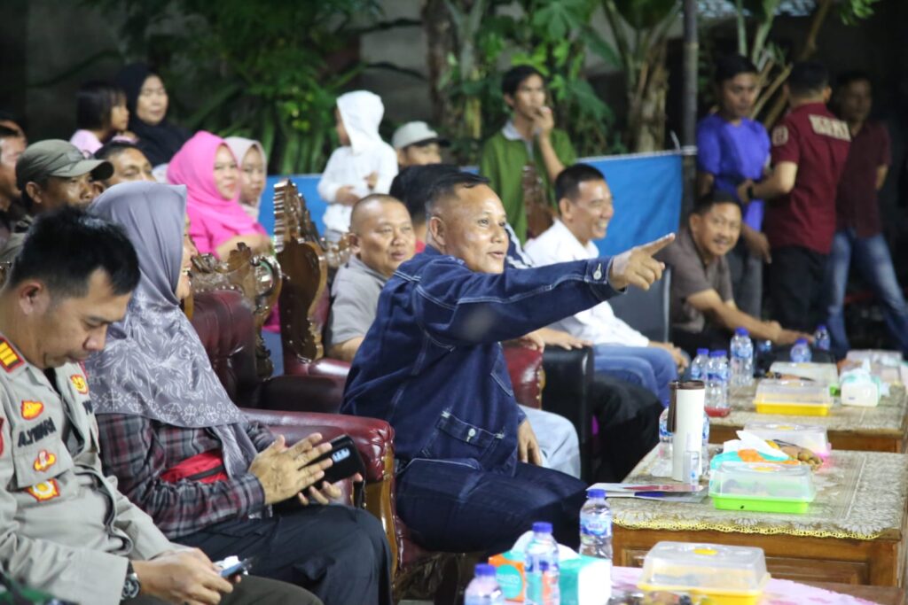 Bupati Lampung Selatan H.Nanang Ermanto menghadiri sekaligus menutup Turnamen Bola Volly Camat Cup se – Kecamatan Palas, bertempat di lapangan bola volly Desa Bangunan, Senin 05/06/2023.