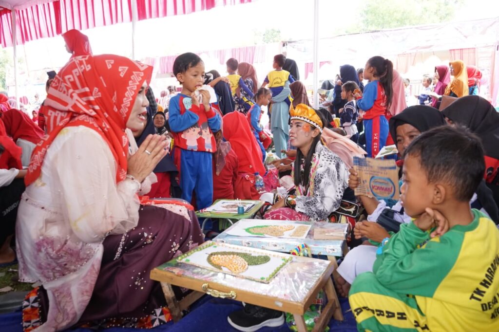 Bunda PAUD Kabupaten Lampung Selatan Hj. Winarni Nanang Ermanto membuka kegiatan Gebyar PAUD di Kecamatan Ketapang, Kamis (25/05/2023).