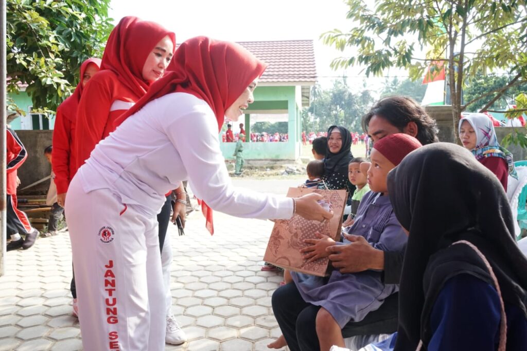 Ketua Yayasan Jantung Indonesia (YJI) Cabang Lampung Selatan Hj. Winarni Nanang Ermanto senam bersama masyarakat di Kecamatan Way Sulan, Jumat (26/05/2023).
