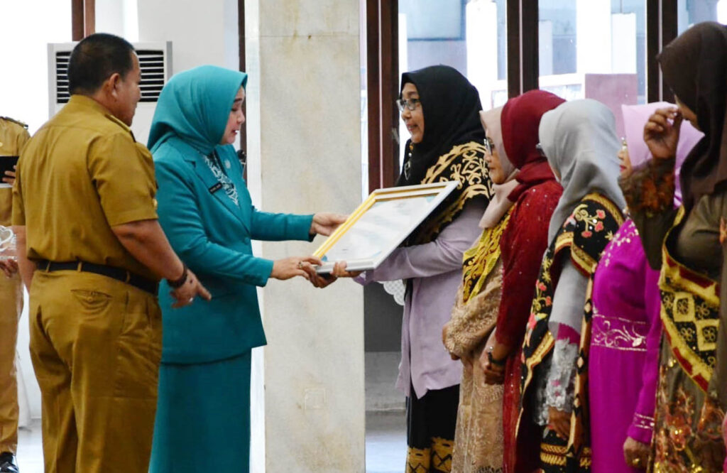 Dua perempuan hebat dari Kabupaten Lampung Selatan meraih penghargaan tingkat nasional pada peringatan Hari Kesatuan Gerak PKK Tahun 2023.