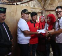 Bupati Lampung Selatan H. Nanang Ermanto bersama Badan Amil Zakat Nasional (Baznas) kembali menyerahkan bantuan bedah Rumah Tak Layak Huni (RLTH) di Kecamatan Jati Agung, Minggu (4/6/2023). Foto Pemkab Lamsel